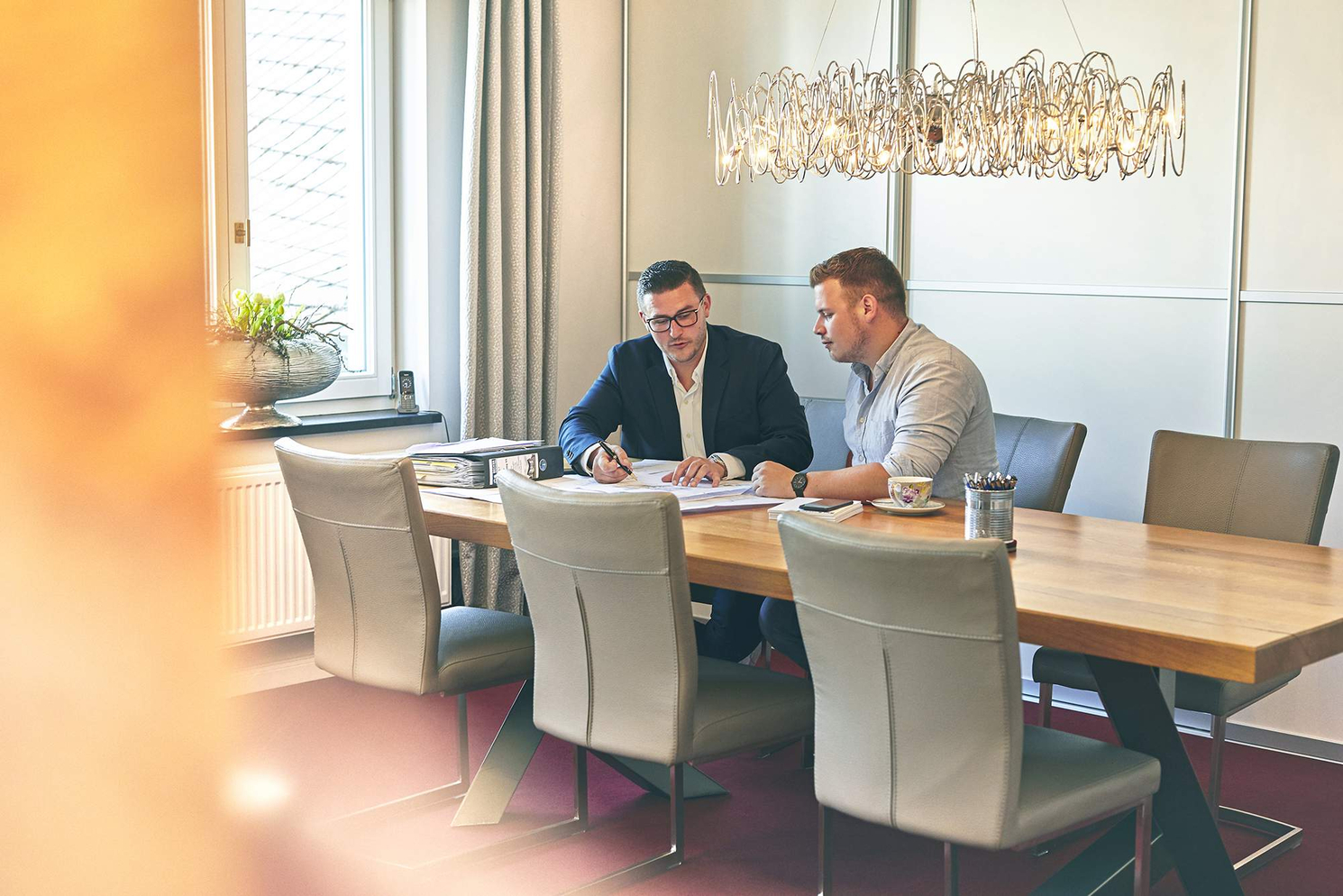 Kundenberatung bei Becker Immobilien in Brilon Immobilienberater im Gespräch mit Kunden bei einer persönlichen Beratung in Brilon